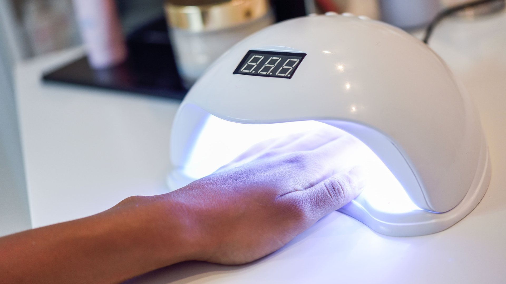 manicured nails uv lamp beauty salon(1)(1)